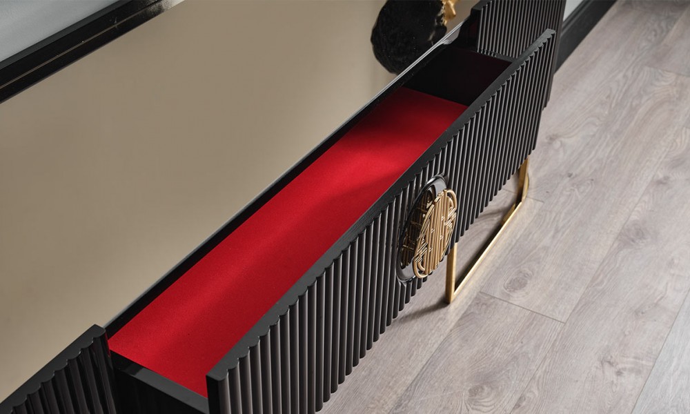 Gucci Şömineli Gold Metal Ayaklı Tv Ünitesi Gucci Şömineli Gold Metal Ayaklı Tv Ünitesi