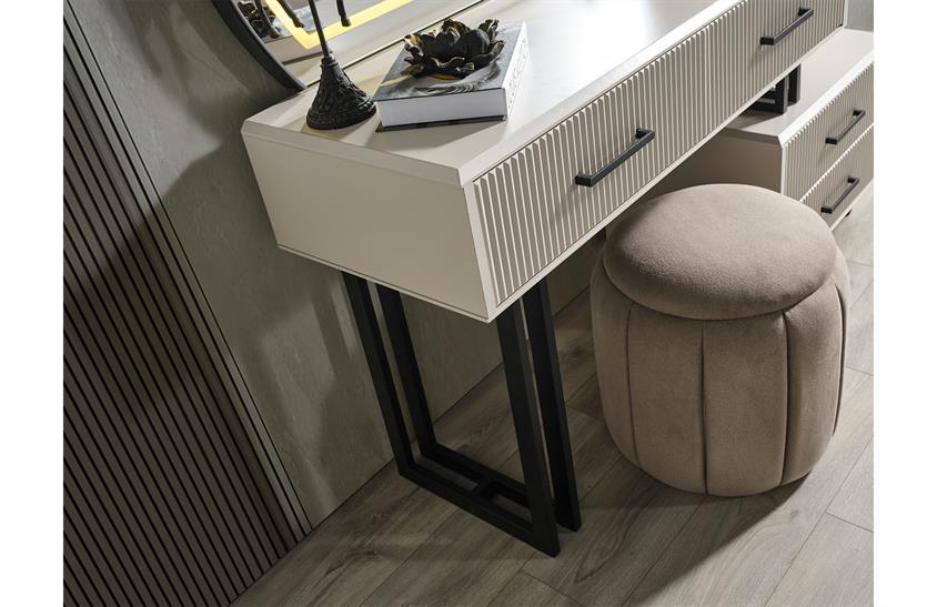 Ashwini Giyinme Odası Yatak Odası